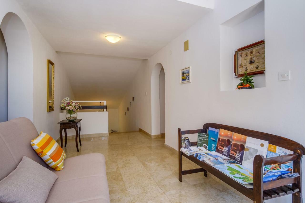 Apartments Mirella Mali Lošinj Εξωτερικό φωτογραφία